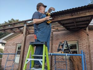 Constructing a cozy outdoor cat enclosure